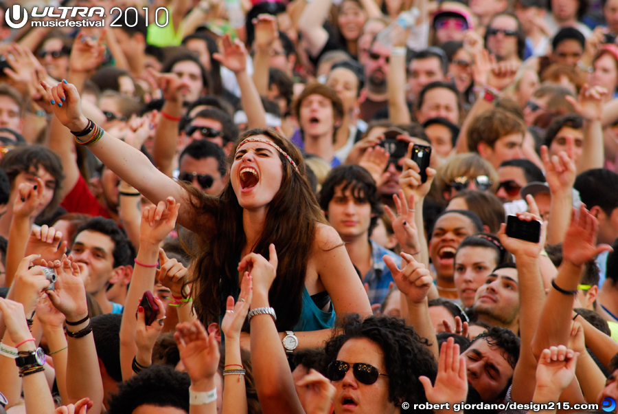 Ultra Music Festival 2010 Pictures - Fans at the Bayfront Live Stage, Day 1