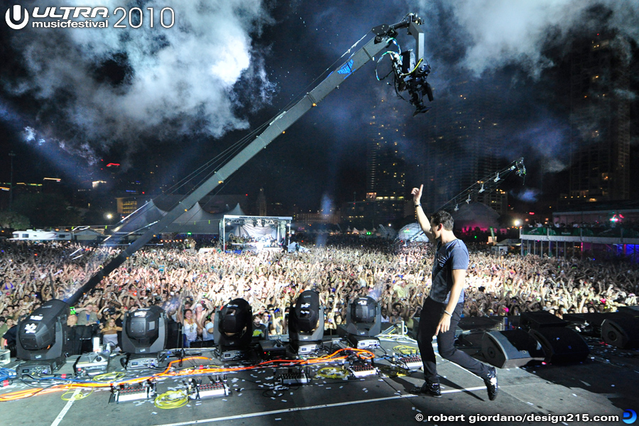 Ultra Music Festival 2010 Pictures - Tiesto waving Goodnight!