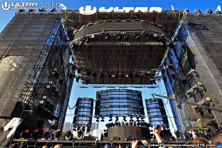 Ultra Music Festival 2010 Pictures - Ultra Main Stage from the Crowd